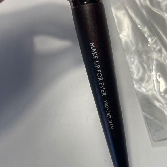 MAKE UP FOR EVER New Buffer Straight & Wavy Brush 154 - Picture 4 of 5